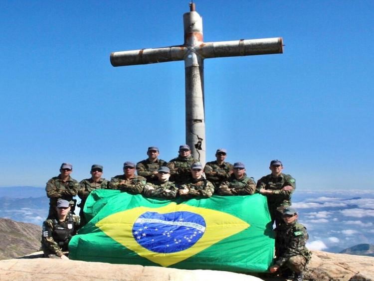 A bandeira do Brasil mais próxima das nuvens